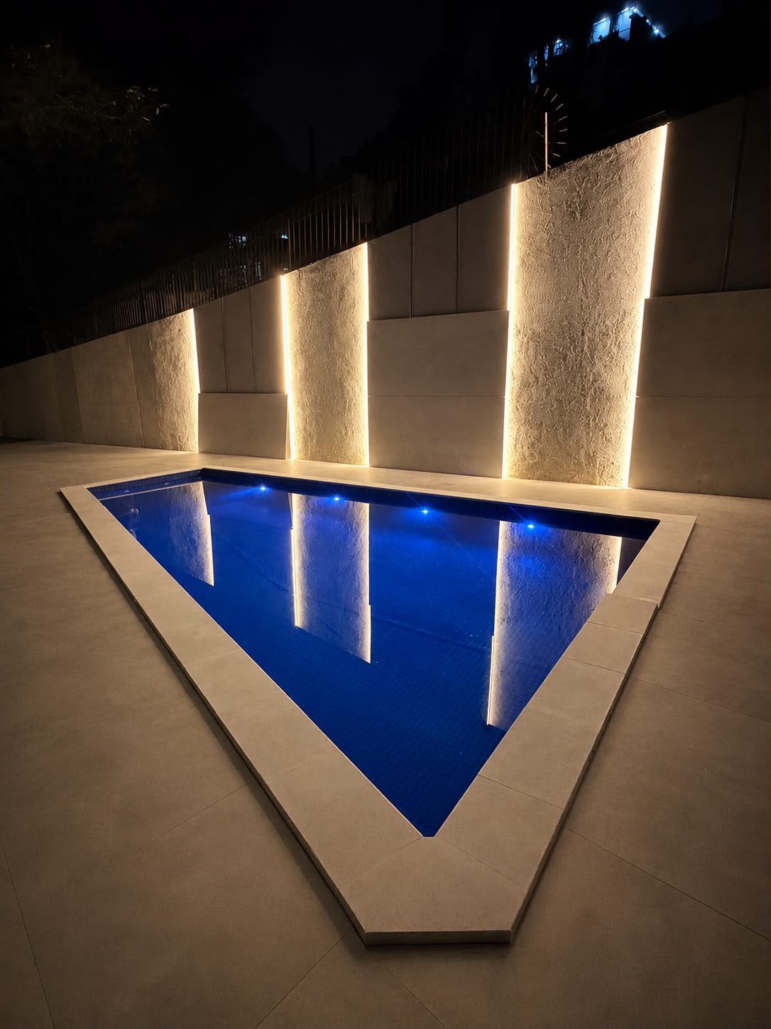 Piscina pronta e iluminada
